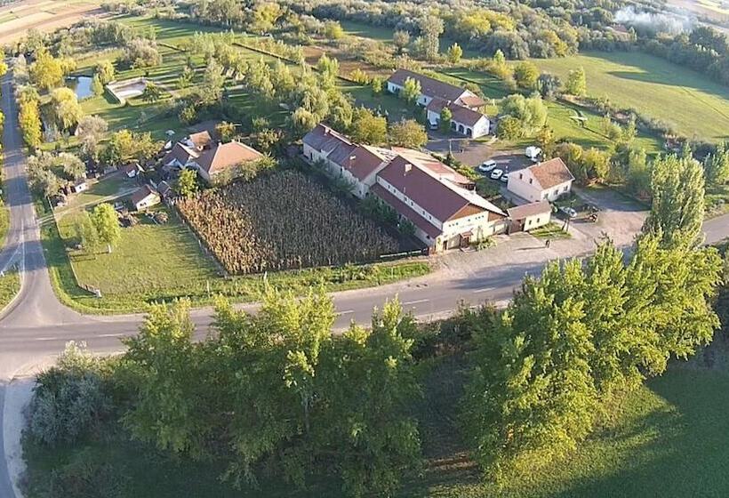 Forró Fogadó & Bauer Bistro