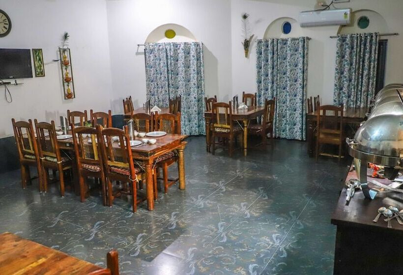 فندق Sariska Farms & Adventure