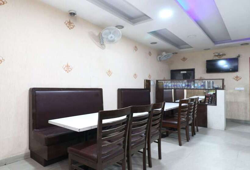 호텔 Singh's 11 By Oyo Rooms
