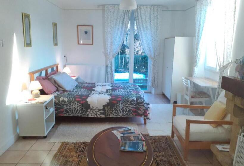 ベッドアンドブレックファースト Chez Black And White