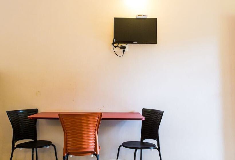 בית מלון כפרי Lazy Frog Goa