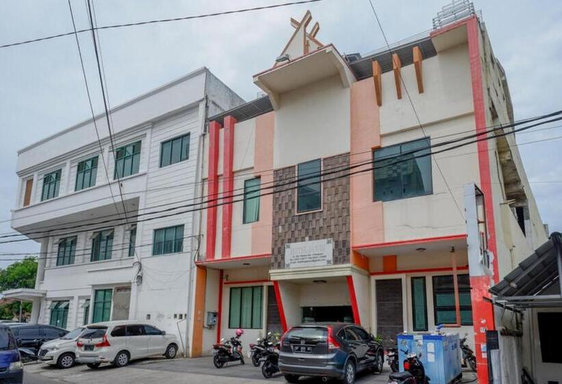 پانسیون Reddoorz Near Monumen Habibi Ainun