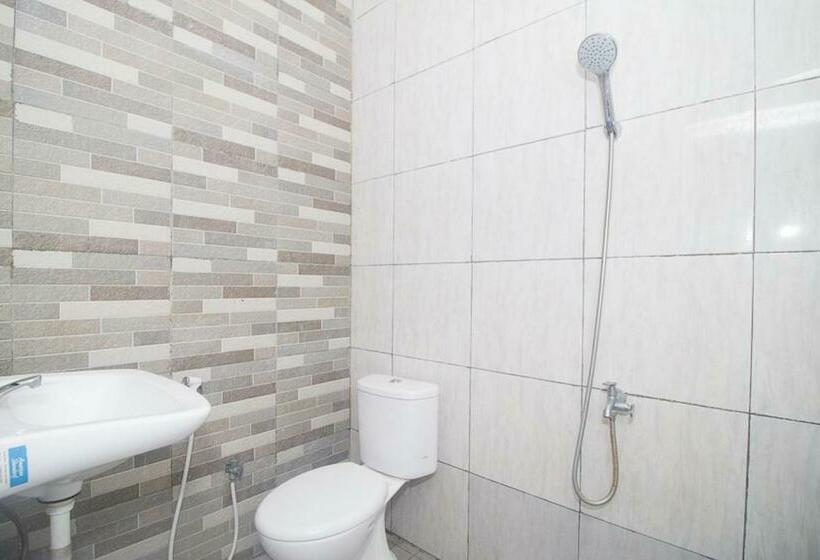 Пансион Reddoorz Plus Syariah Near Alun Alun Sampang