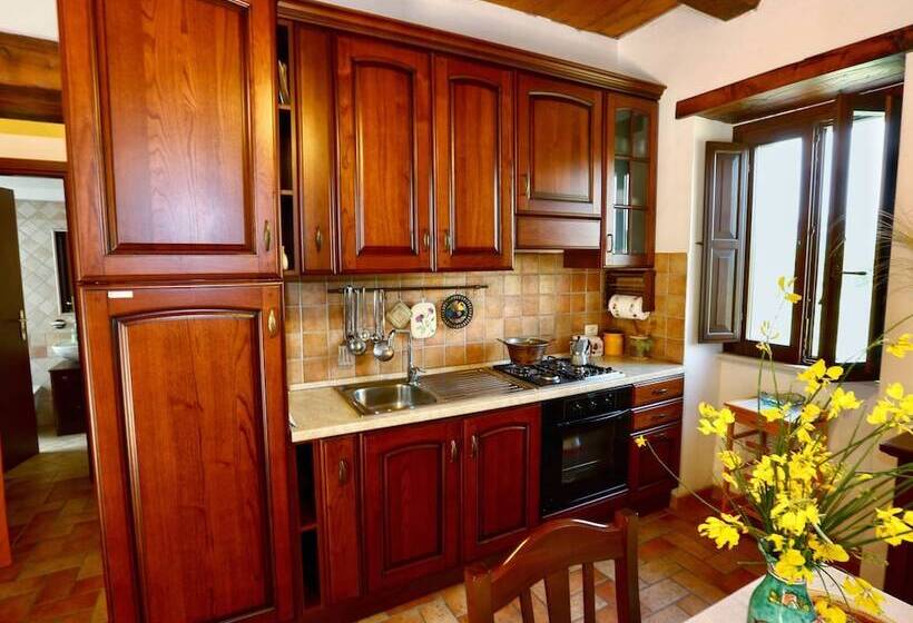 Vibrant Cottage Near Lake In Bomba