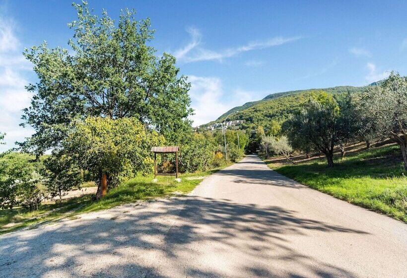 Vibrant Cottage Near Lake In Bomba