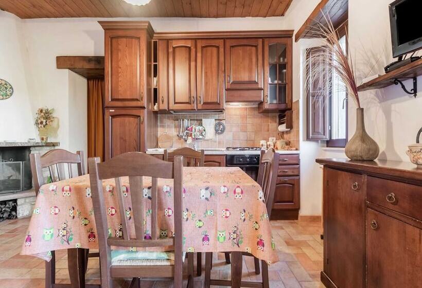 Vibrant Cottage Near Lake In Bomba