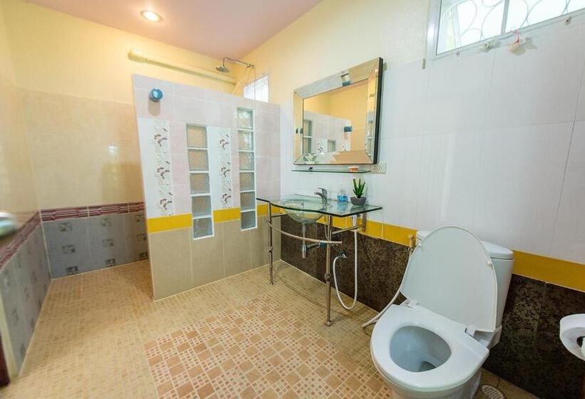 هتل Poomvarin Resort