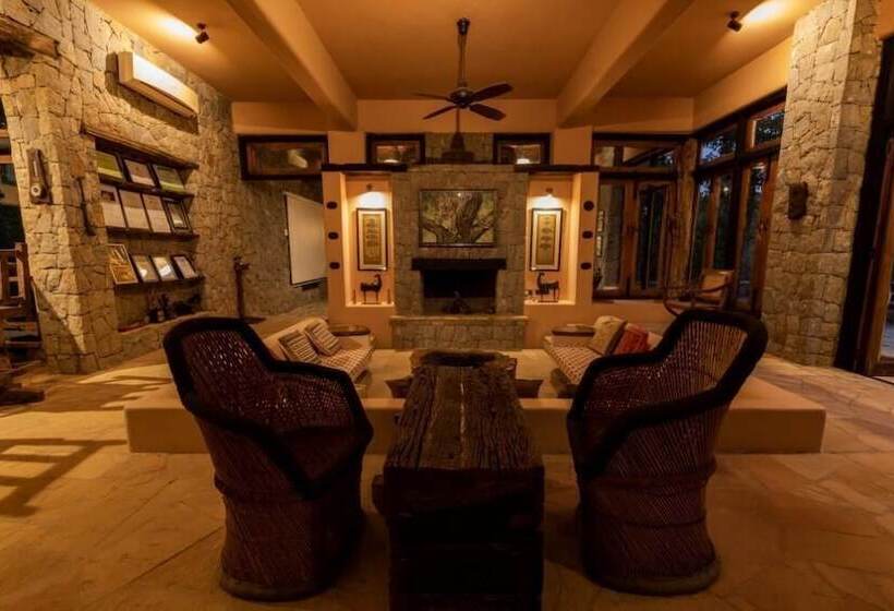 호텔 Pugdundee Safaris  Kanha Earth Lodge