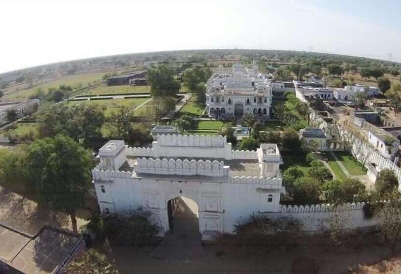 فندق Talabgaon Castle