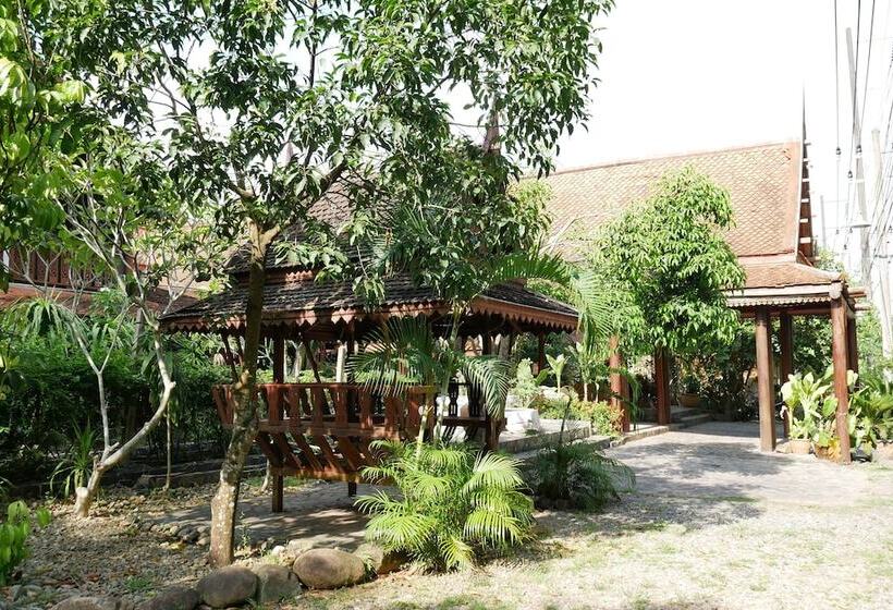 فندق Jittrasrom Resort