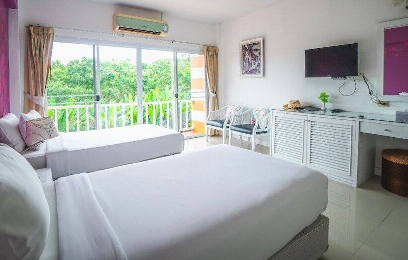 هتل Phukaew Resort & Adventure Park