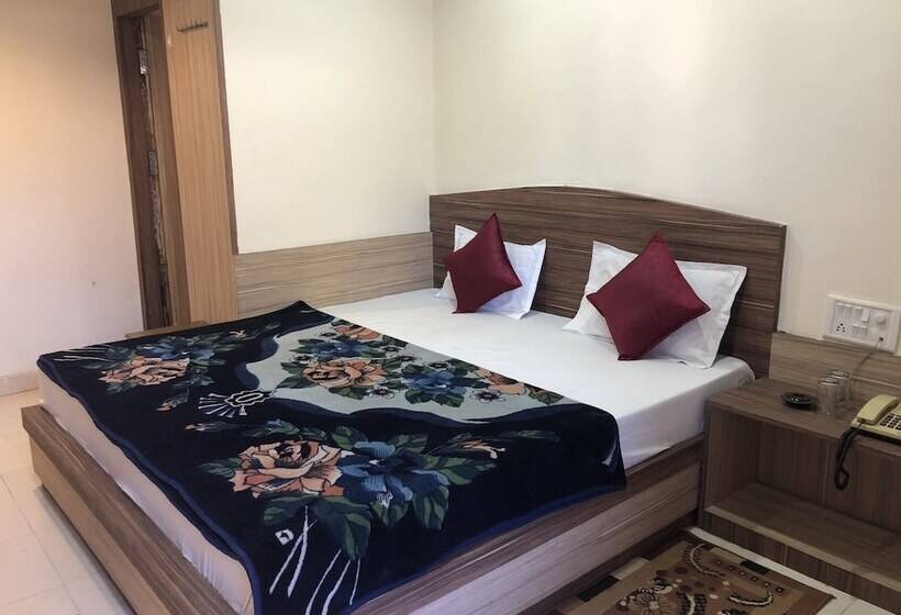 Отель Satpura Safari