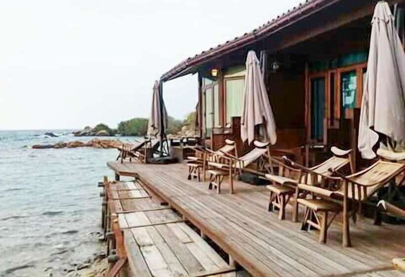 فندق Mantakiri Island Resort Private Island