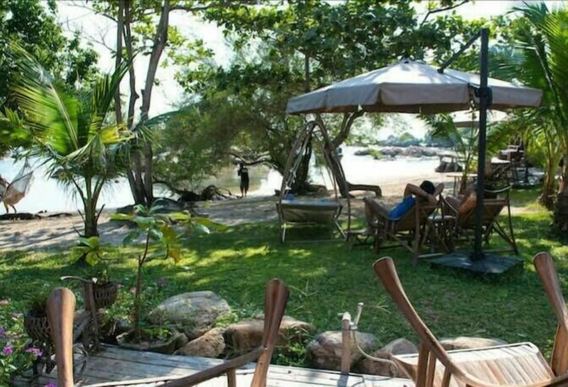 فندق Mantakiri Island Resort Private Island