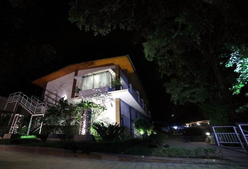 בית מלון כפרי Namami Ganges Resort
