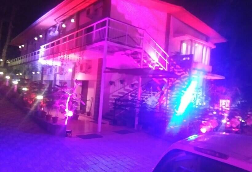 בית מלון כפרי Namami Ganges Resort