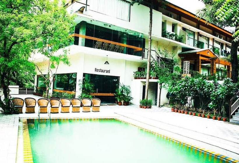 בית מלון כפרי Namami Ganges Resort