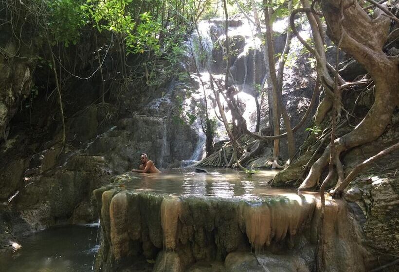بنسيون Maleo Moyo Seaside Resort