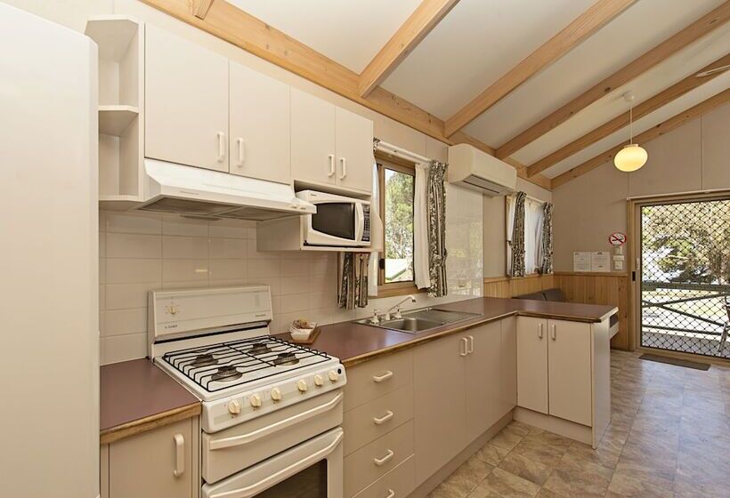 리조트 Rainbow Pines Tourist Caravan Park