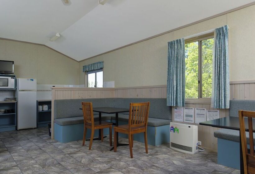리조트 Rainbow Pines Tourist Caravan Park