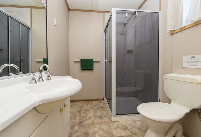 리조트 Rainbow Pines Tourist Caravan Park