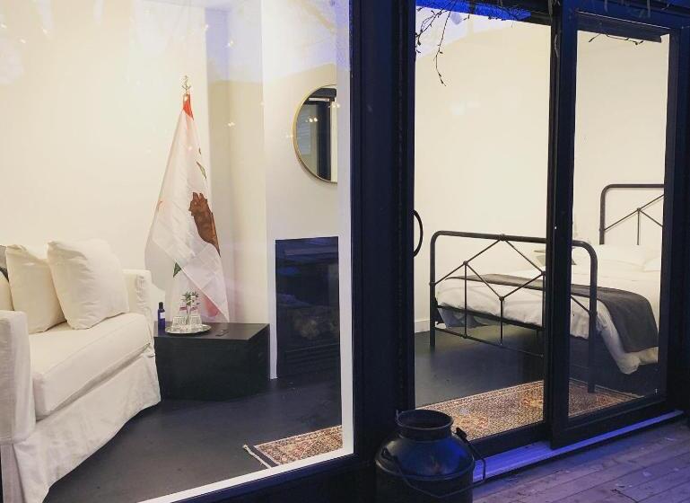 فندق فئة نجمة واحدة The Lakeside Motel