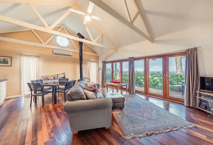 Outlook Hill Vineyard Cottages