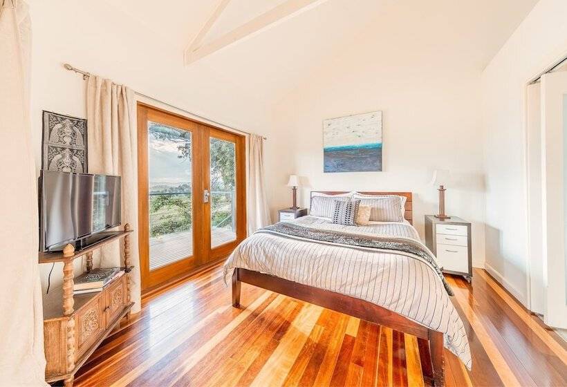 Outlook Hill Vineyard Cottages