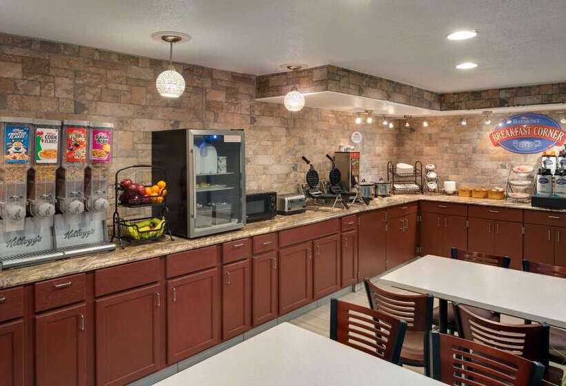 ホテル Baymont By Wyndham Muncie Near Ball State University