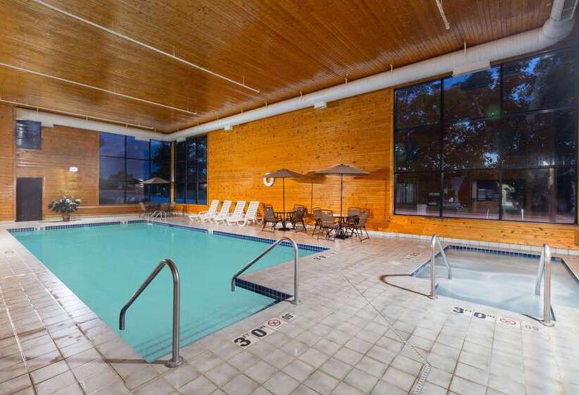 Отель Baymont Inn & Suites By Wyndham Mukwonago