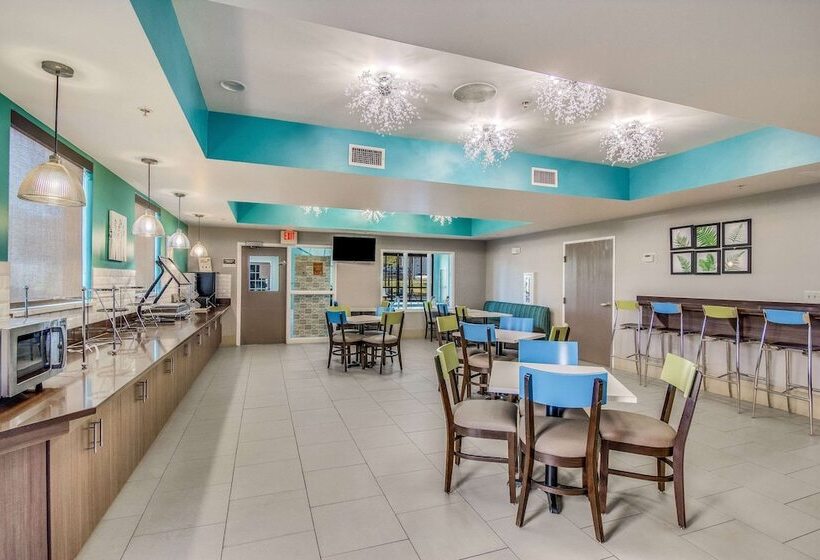 בית מלון כפרי Clarion Pointe Wake Forest   Raleigh North