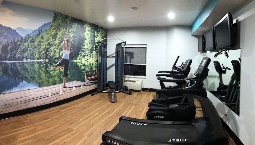 בית מלון כפרי Clarion Pointe Wake Forest   Raleigh North