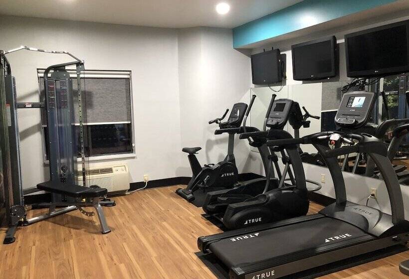 בית מלון כפרי Clarion Pointe Wake Forest   Raleigh North