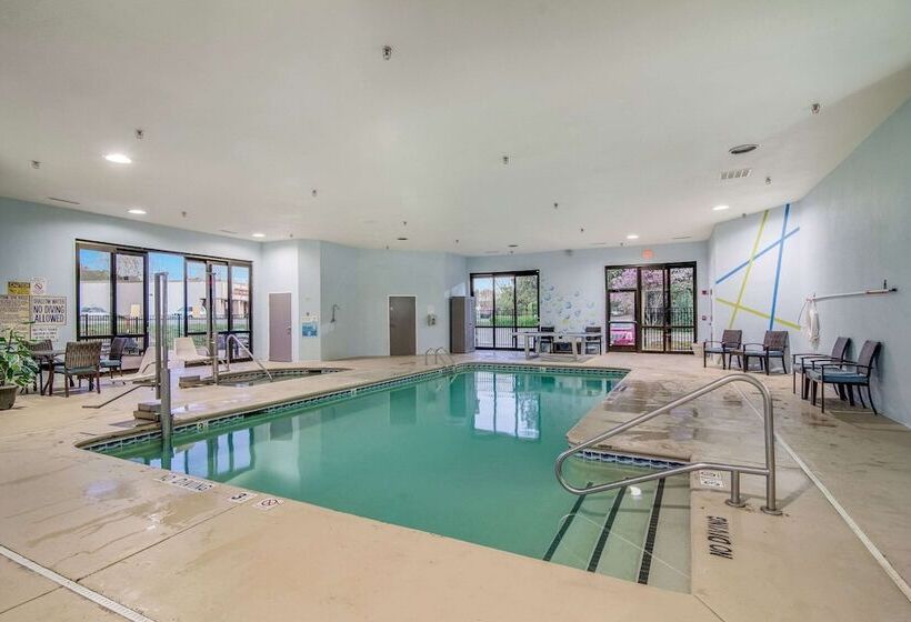 בית מלון כפרי Clarion Pointe Wake Forest   Raleigh North