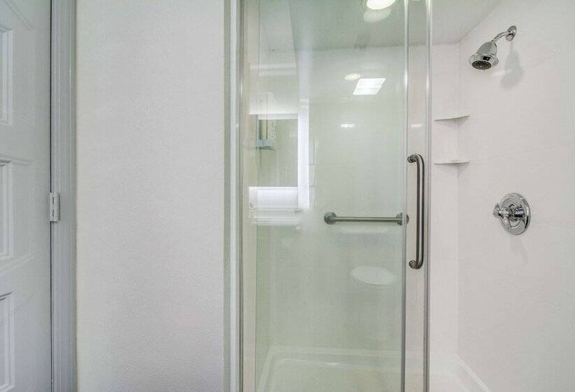 בית מלון כפרי Clarion Pointe Wake Forest   Raleigh North