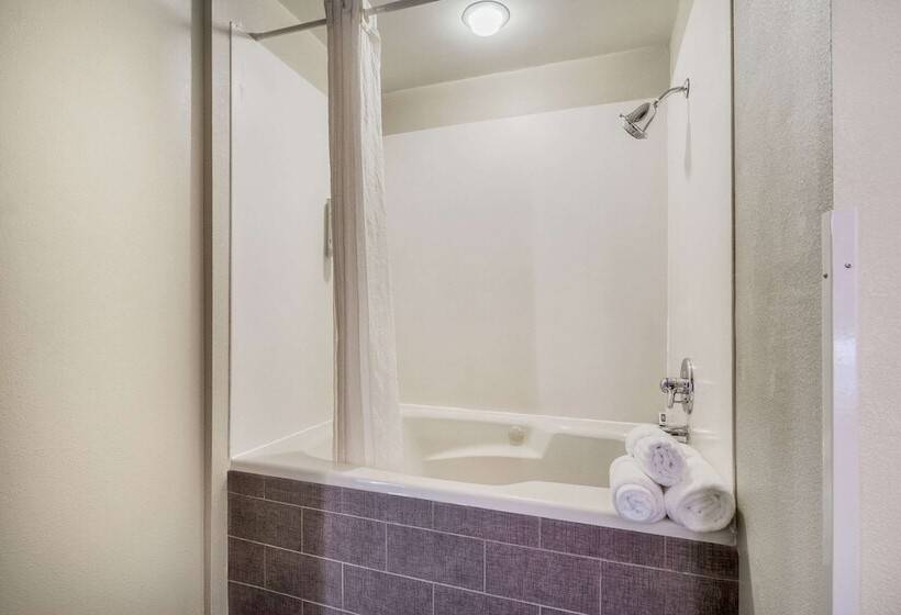 בית מלון כפרי Clarion Pointe Wake Forest   Raleigh North