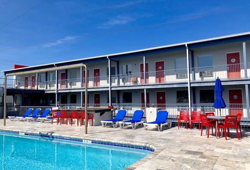 Sea And Breeze Hotel And Condo