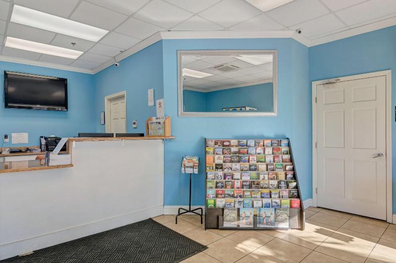 Sea And Breeze Hotel And Condo