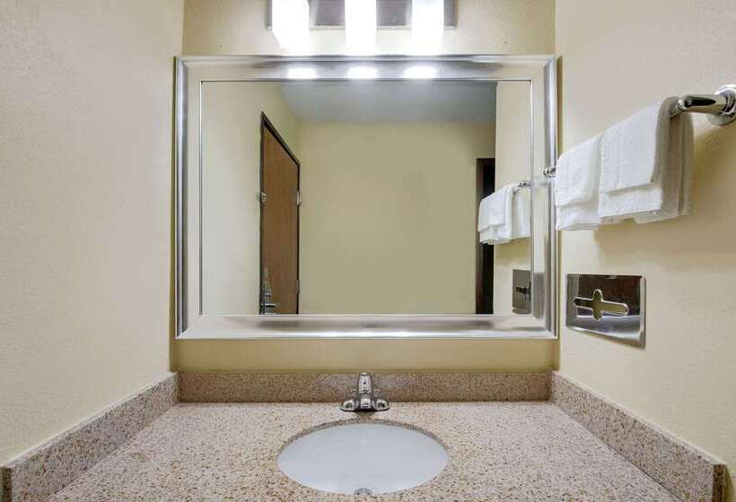 هتل Super 8 By Wyndham Kansas City