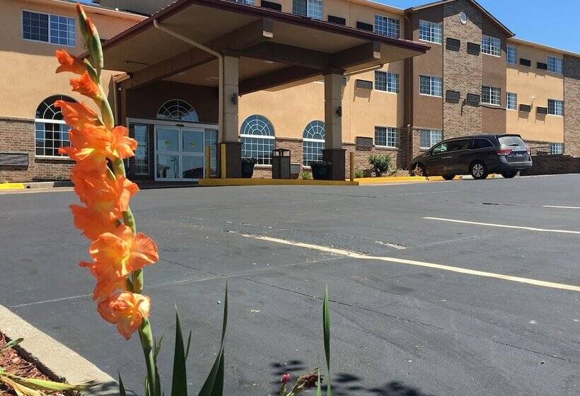 هتل Super 8 By Wyndham Kansas City