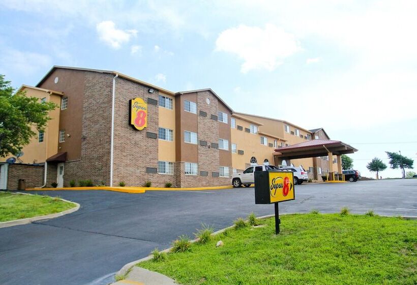 هتل Super 8 By Wyndham Kansas City
