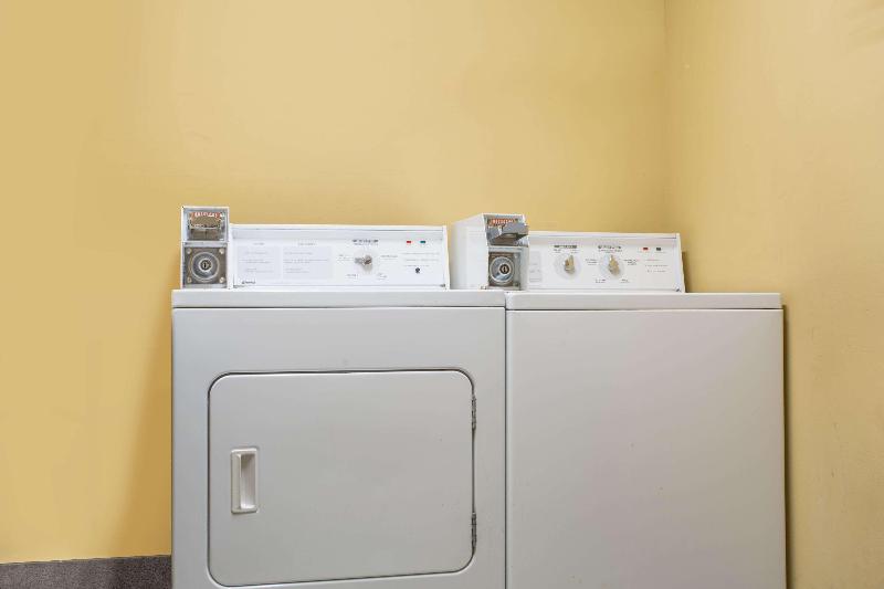 هتل Spark By Hilton Winston Salem University