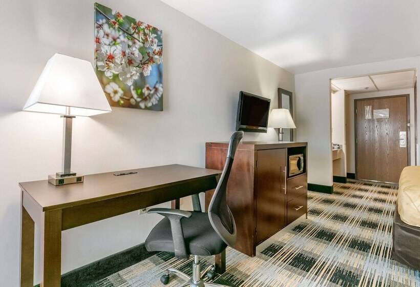 فندق على الطريق Quality Inn