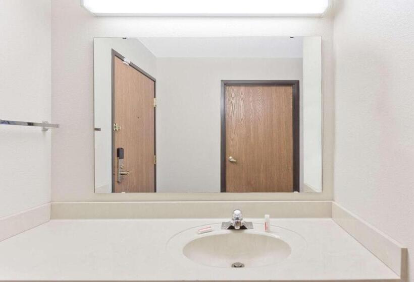 فندق على الطريق Super 8 By Wyndham Cloverdale In