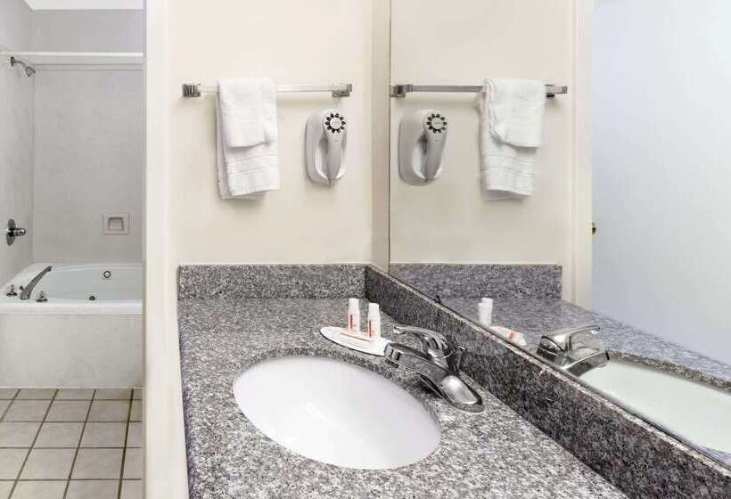 مُتل Super 8 By Wyndham Ocean Springs Biloxi