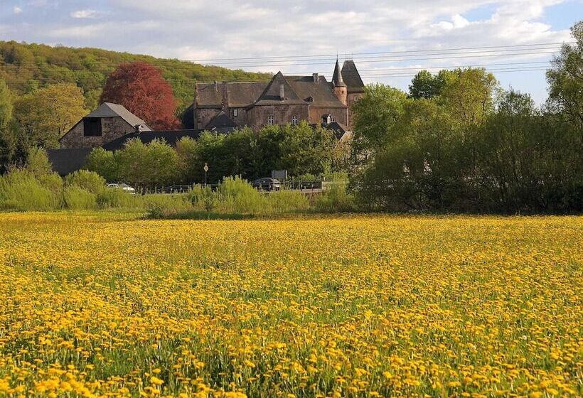 Chalet In Gerolstein With Forest
