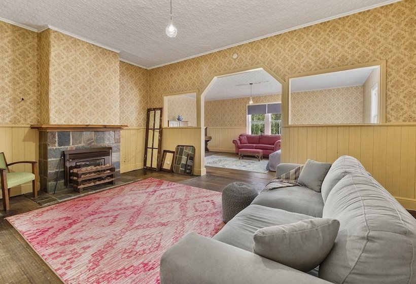 פונדק The National Park  & Pub