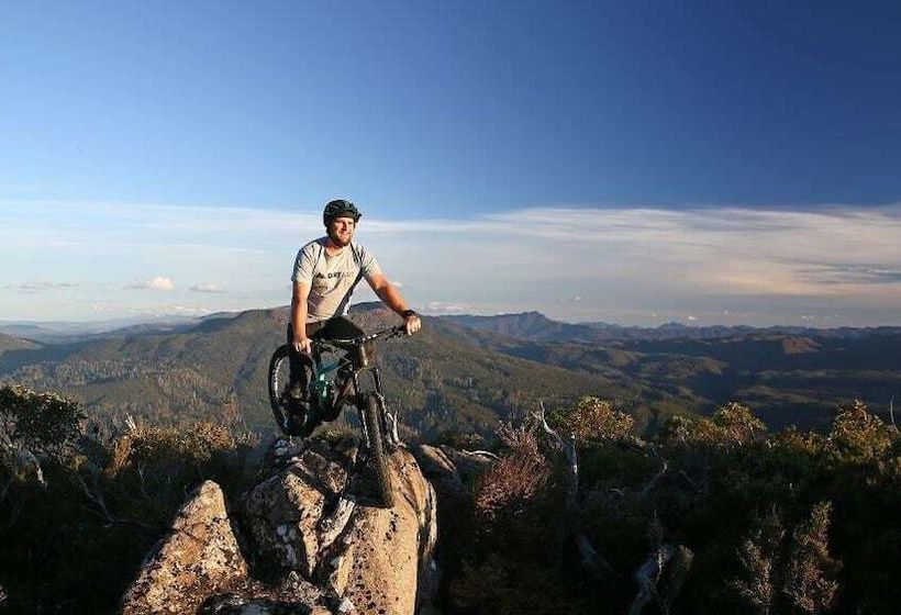 פונדק The National Park  & Pub