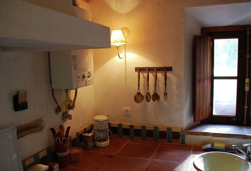 Quiet Cottage In Estate Casas Da Cerca Near Troviscais