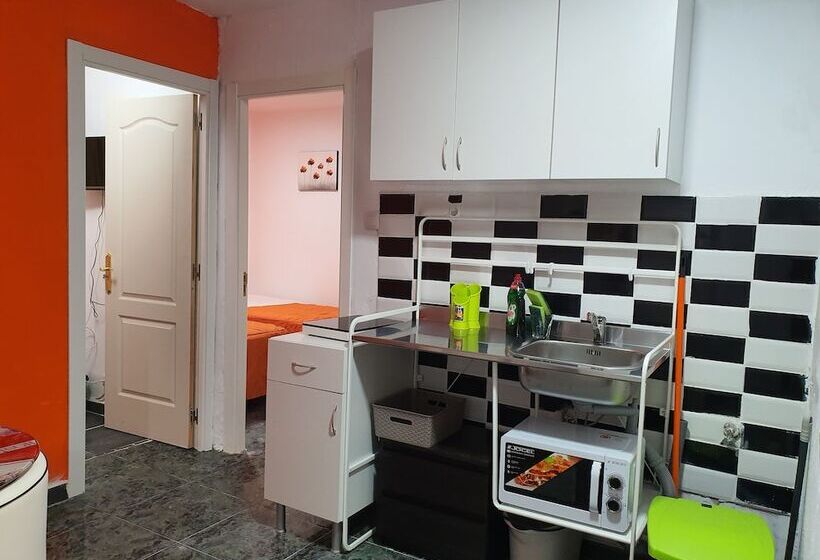بنسيون Low Cost Room Plaza de Hierro II